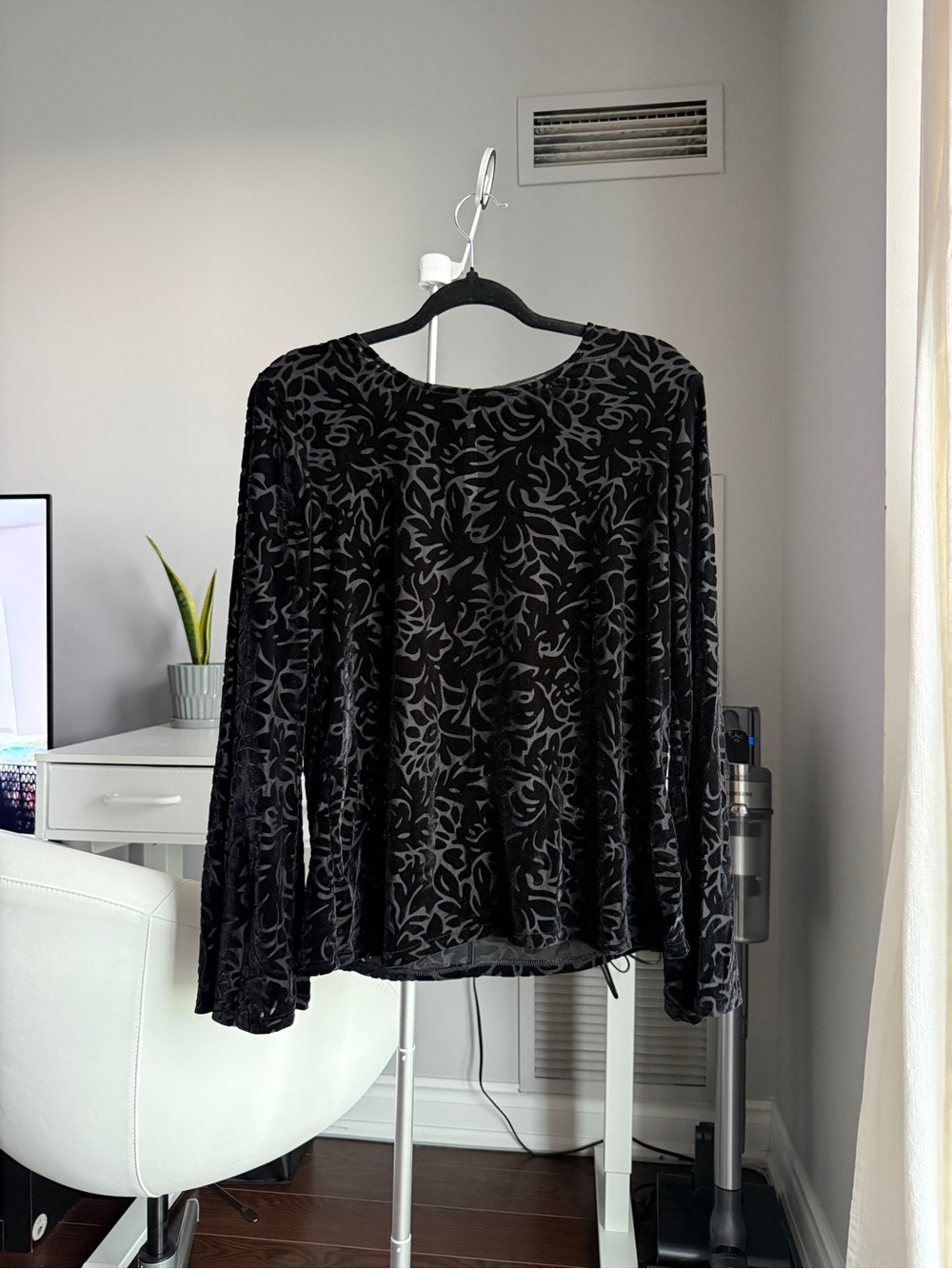 Banana Republic Black Velvet Burnout Gothic Long-Sleeve Goth Elegant Office Wear - Picture 2 of 5